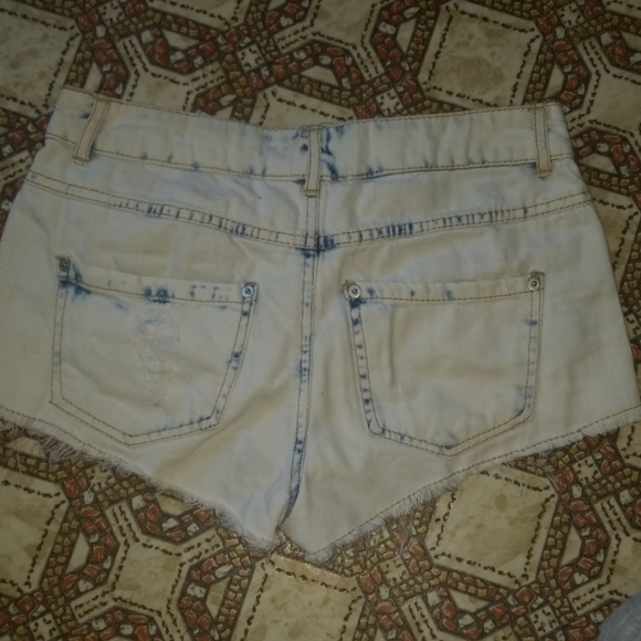 Distressed jean shorts - Picture 3 of 3